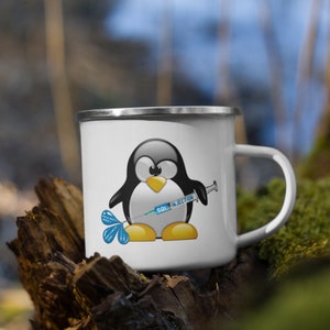 Könnte beinhalten: Eine weiße Emailletasse mit einem Comic-Pinguin, der eine Spritze mit dem Text "SQL INJECTION" hält. Der Pinguin trägt einen blau-gelben Hut und hat einen gelben Schnabel.