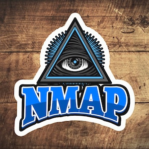 Op de afbeelding: Een blauwe en witte sticker met het woord "NMAP" in vetgedrukte blauwe letters. De sticker heeft een zwart-witte illustratie van een oog in een driehoek met een blauwe omtrek.