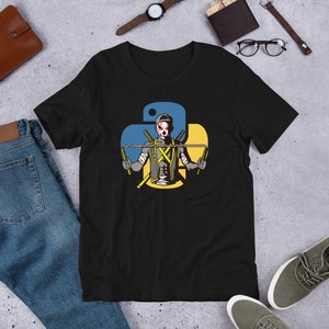 Könnte beinhalten: Schwarzes T-Shirt mit einem Grafikdruck eines maskierten Mannes, der Nunchucks hält, mit dem Python-Logo dahinter.