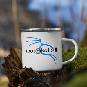 Peut inclure: Une tasse en émail blanc avec un motif de dragon bleu et le texte "root@kali:~#" imprimé dessus.