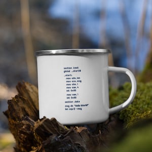 Pode incluir: Uma caneca de esmalte branco com uma borda e uma alça prateadas. A caneca tem uma inscrição azul que diz: "section .text global _start# _start: mov edx, len mov ecx, mag mou ebx, 1 mov eax, 4 int 0x80 mou eax, 1 int 0x80 section .data mag db "Hello World!" len equ $-mag"