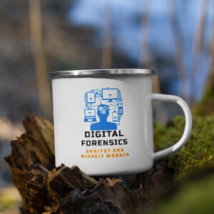 Könnte beinhalten: Weiße Emailtasse mit einer blauen und weißen Grafik eines Personenkopfes mit Computersymbolen und dem Text "Digital Forensics Analyst and Miracle Worker".