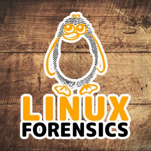 Peut inclure: Un pingouin de dessin animé jaune et noir avec le texte "LINUX FORENSICS" en dessous. L'image est sur un fond en bois brun.