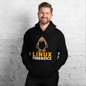 Może przedstawiać: Czarna bluza z kapturem z grafiką białego pingwina i napisem "LINUX FORENSICS" w kolorze pomarańczowym.