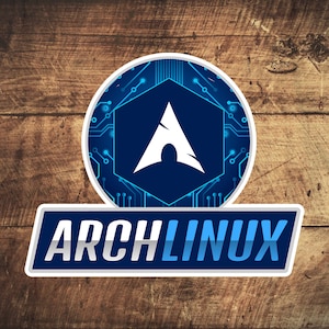 Peut inclure: Un logo bleu et blanc avec une lettre A stylisée à l'intérieur d'un hexagone sur un fond de circuit imprimé bleu. Le texte "ARCH LINUX" est sous le logo en lettres blanches sur une bannière bleu et blanche.