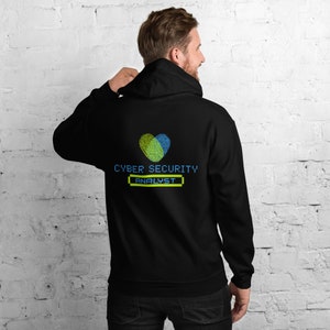 Könnte beinhalten: Schwarzer Hoodie mit einem gelben und blauen Herz-Motiv und dem Text "Cyber Security Analyst" in Gelb und Blau.