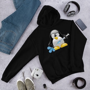 Op de afbeelding: Zwart hoodie met een cartoonpinguïn die een spuit met de tekst "SOL Injection" vasthoudt.