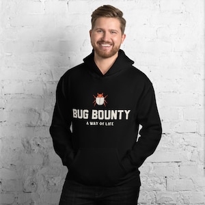 Peut inclure: Sweat-shirt à capuche noir avec un graphique de bug blanc et le texte "Bug Bounty A Way of Life".