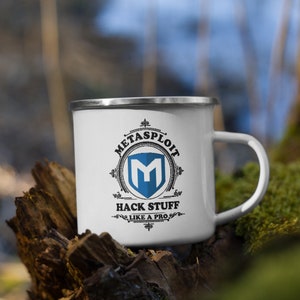 Peut inclure: Mug de camping en émail blanc avec un logo noir et bleu qui dit "Metasploit" et "Hack Stuff Like A Pro".