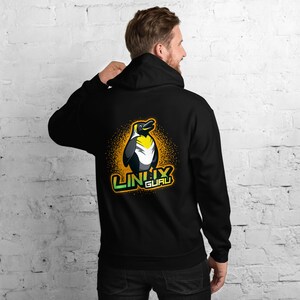Könnte beinhalten: Schwarzer Kapuzenpullover mit einem Pinguin-Motiv und dem Text "LINUX GURU" in Grün und Gelb auf der Rückseite.
