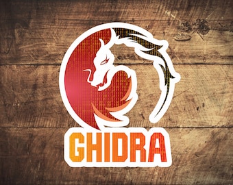 Op de afbeelding: Een rood en zwart logo met een gestileerd vossenhoofd in een cirkel. Het vossenhoofd is omgeven door een patroon van binaire code. De tekst "GHIDRA" staat onder de cirkel.
