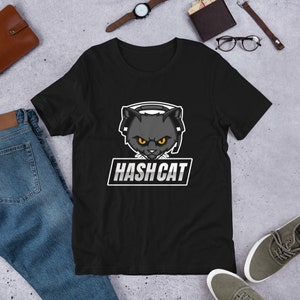Op de afbeelding: Zwart T-shirt met een afbeelding van een zwarte kat met een koptelefoon en de tekst "HASH CAT" in wit.