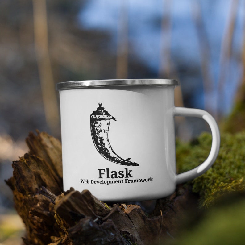 K&ouml;nnte beinhalten: Eine wei&szlig;e Emailletasse mit einer Schwarzwei&szlig;illustration einer Flasche. Die Tasse hat einen silbernen Rand und einen Griff. Der Text "Flask Web Development Framework" ist unter der Illustration aufgedruckt.