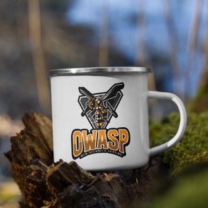 Könnte beinhalten: Eine weiße Emaille-Tasse mit einem schwarzen und gelben Wespen-Logo und dem Text "OWASP WEB SECURITY TESTING".