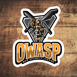 Könnte beinhalten: Ein weißer Aufkleber mit einer schwarzen und gelben Wespenillustration und dem Text "OWASP WEB SECURITY TESTING" in schwarzer und orangefarbener Schrift.