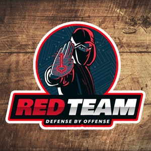 Peut inclure: Un logo rouge et noir avec le texte "RED TEAM" et les mots "DEFENSE BY OFFENSE" en dessous. Le logo représente une figure cagoulée avec une capuche rouge et un masque noir, levant une main avec un symbole de clé rouge lumineux.