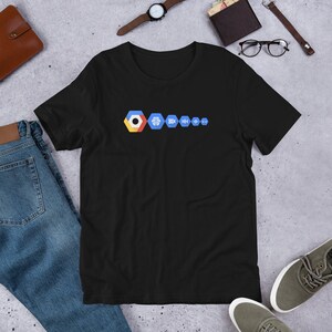 Puede incluir: Camiseta negra con una fila de iconos hexagonales coloridos, que incluyen un engranaje, un cerebro, una nota musical, un botón de reproducción, un ojo y un diamante.