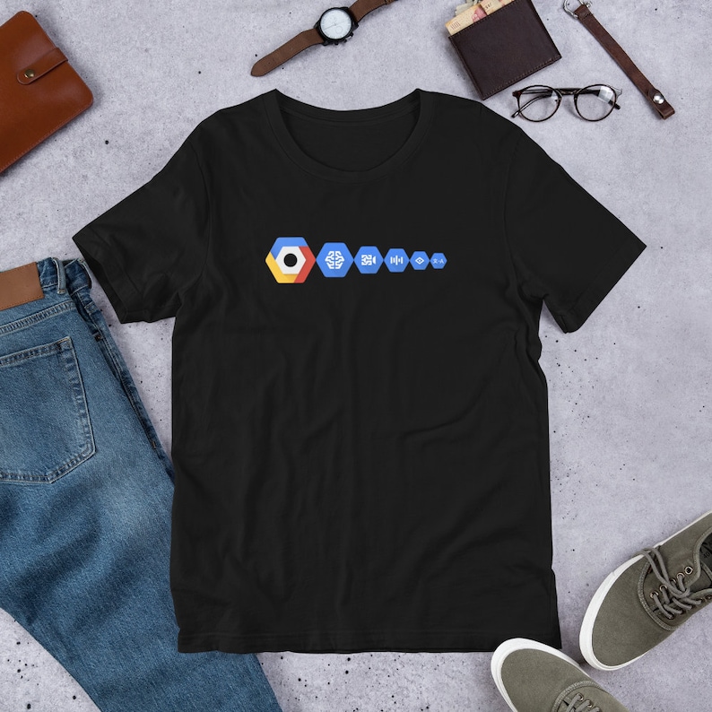 Op de afbeelding: Zwart T-shirt met een rij kleurrijke zeshoekige pictogrammen, waaronder een tandwiel, een brein, een muzieknoot, een afspeelknop, een oog en een diamant.