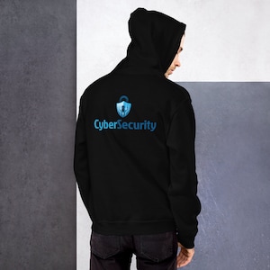 Könnte beinhalten: Schwarzer Kapuzenpullover mit einem blauen und weißen Cybersecurity-Logo auf der Rückseite. Das Logo zeigt ein Vorhängeschloss mit einem Schlüsselloch und darunter das Wort "Cybersecurity".