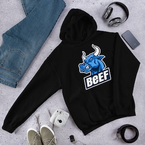 Puede incluir: Sudadera con capucha negra con un gráfico de cabeza de toro azul y la palabra "BEEF" en letras blancas.