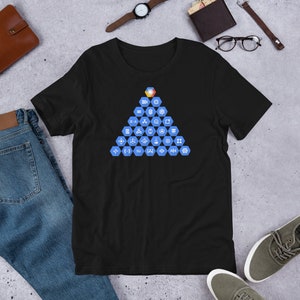 Op de afbeelding: Zwart T-shirt met een blauw driehoekontwerp met verschillende symbolen en pictogrammen. De driehoek is opgebouwd uit zeshoeken, die elk een ander symbool bevatten. De top van de driehoek heeft een rood, geel en blauw pictogram.