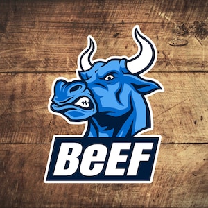 Puede incluir: Una cabeza de toro azul con un cuerno blanco y una expresión enojada, con la palabra "BEEF" en letras blancas sobre un fondo azul oscuro.