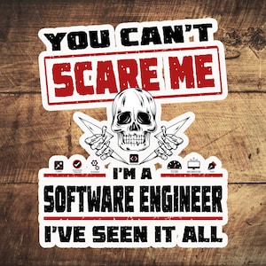Może przedstawiać: Biała naklejka z czarnym i czerwonym tekstem oraz grafiką czaszki. Tekst brzmi "YOU CAN'T SCARE ME" i "I'M A SOFTWARE ENGINEER I'VE SEEN IT ALL". Czaszka ma za sobą kształty przypominające błyskawice.