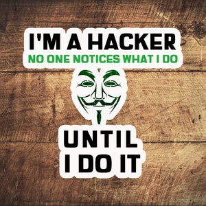 Pode incluir: Um adesivo branco com texto preto que diz "Eu sou um hacker. Ninguém percebe o que eu faço. Até que eu faça." Uma máscara estilizada verde e preta está no centro do adesivo.