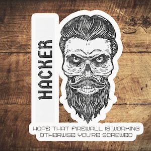 以下が含まれることがあります： 白黒のステッカーで、頭蓋骨とひげのイラストが描かれています。ステッカーの左側には「HACKER」というテキストが書かれています。ステッカーの下部には「HOPE THAT FIREWALL IS WORKING OTHERWISE YOU'RE SCREWED」というテキストが書かれています。