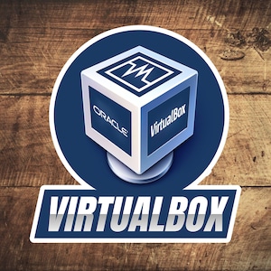 Könnte beinhalten: Ein blauer Kreis mit einem weißen Kasten darin. Der Kasten hat ein Blitzsymbol und den Text "Oracle VirtualBox". Unter dem Kreis steht der Text "VirtualBox" in weißen Buchstaben mit blauem Rand.