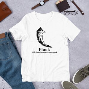 Könnte beinhalten: Weißes T-Shirt mit einer schwarzen Illustration einer Flasche und dem Text "Flask Web Development Framework".