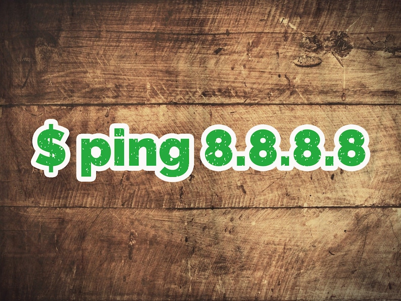 K&ouml;nnte beinhalten: Ein gr&uuml;ner und wei&szlig;er Aufkleber auf einem Holzgrund mit dem Text "$ ping 8.8.8.8"