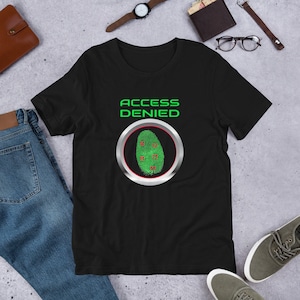 Könnte beinhalten: Schwarzes T-Shirt mit einem grünen Fingerabdruck-Motiv und dem Text "ACCESS DENIED" in Weiß.
