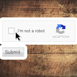 Könnte beinhalten: Ein weißer Kasten mit einem Kontrollkästchen und dem Text "Ich bin kein Roboter" mit einem Cursor, der über dem Kontrollkästchen schwebt. Der Kasten enthält auch ein blaues und graues reCAPTCHA-Logo mit einem Kreispfeil.
