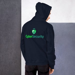 Könnte beinhalten: Ein marineblauer Kapuzenpullover mit einer grünen und blauen Schlossgrafik und dem Text "CyberSecurity" auf der Rückseite.