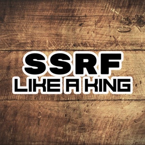 Peut inclure: Un autocollant blanc avec du texte noir sur un fond en bois. Le texte dit "SSRF LIKE A KING".