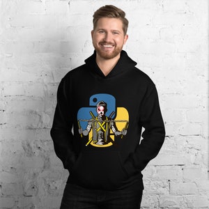 Könnte beinhalten: Schwarzer Hoodie mit einem Grafikdruck eines maskierten Mannes, der Nunchucks in einem gelben und blauen Python-Logo hält.