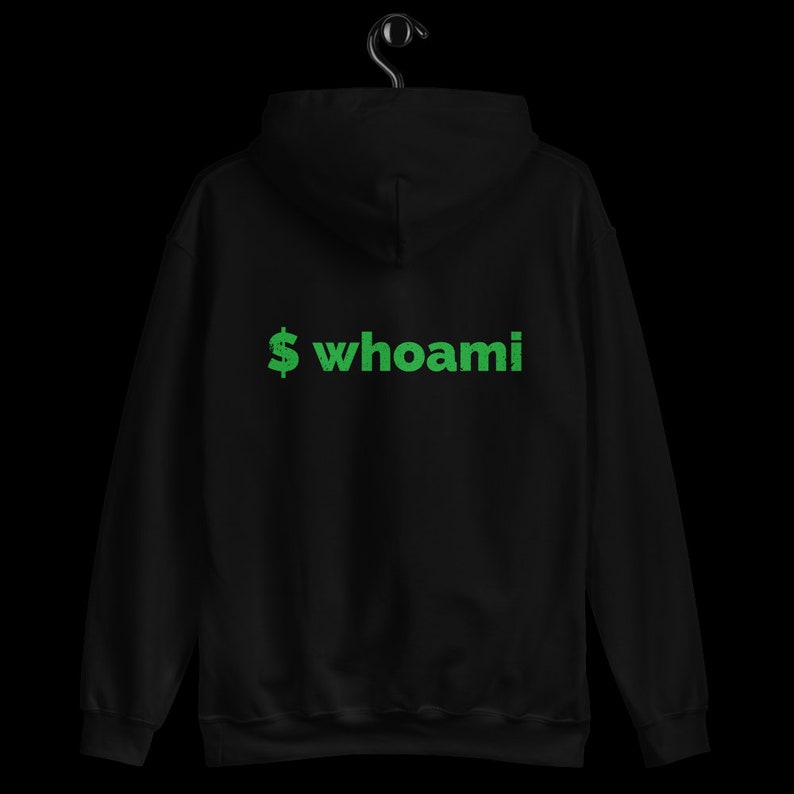 Puede incluir: Sudadera con capucha negra con un signo de d&oacute;lar verde y el texto "whoami" en la espalda.