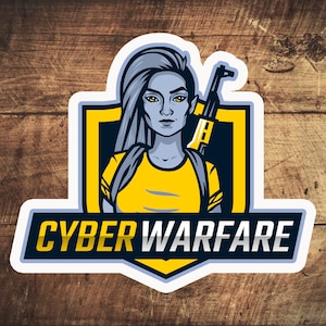 Puede incluir: Un logotipo azul y amarillo con una mujer sosteniendo un rifle. El texto "CYBERWARFARE" está en un contorno blanco con un relleno azul.