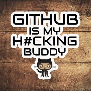 Op de afbeelding: Een sticker met de tekst "GITHUB IS MY H#CKING BUDDY" in zwarte tekst op een witte achtergrond. Een zwarte kat met witte ogen en een witte buik bevindt zich onder de tekst.
