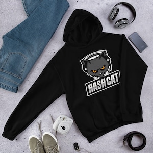 Könnte beinhalten: Schwarzer Hoodie mit einem Grafikdruck eines schwarzen Katers mit Kopfhörern und dem Text "HASH CAT" in Weiß.