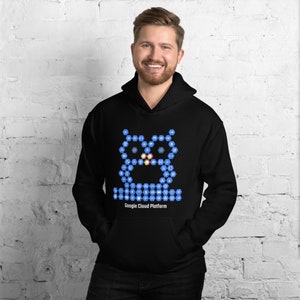 Puede incluir: Sudadera con capucha negra con un dise&ntilde;o de b&uacute;ho azul hecho de iconos de Google Cloud Platform. El texto "Google Cloud Platform" est&aacute; impreso debajo del b&uacute;ho.