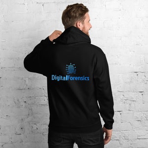 Könnte beinhalten: Schwarzer Kapuzenpullover mit einer blauen und weißen digitalen Fingerabdruckgrafik und dem Text "Digital Forensics" auf der Rückseite.