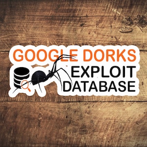 Op de afbeelding: Een witte sticker met een zwarte spin en een database-icoon. De tekst op de sticker luidt "Google Dorks Exploit Database".