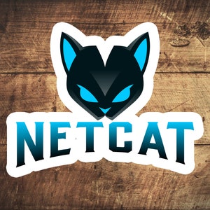 Op de afbeelding: Een witte sticker met een zwart kattenhoofd met blauwe ogen en de tekst "NETCAT" in blauw met een verloop.