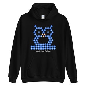 Puede incluir: Sudadera con capucha negra con un gr&aacute;fico de un b&uacute;ho azul formado por iconos de Google Cloud Platform. El texto "Google Cloud Platform" est&aacute; impreso debajo del b&uacute;ho.