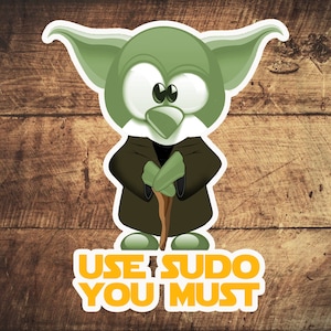 Op de afbeelding: Een groen cartoonfiguur van Yoda met grote ogen en een bruine mantel, die een stok vasthoudt. De tekst "USE SUDO YOU MUST" staat onder het figuur.