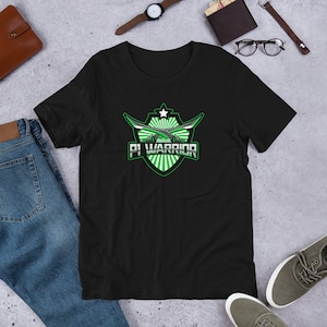 Może przedstawiać: Czarny T-shirt z zielonym i srebrnym logo przedstawiającym gwiazdę, miecze i tekst "PI WARRIOR".
