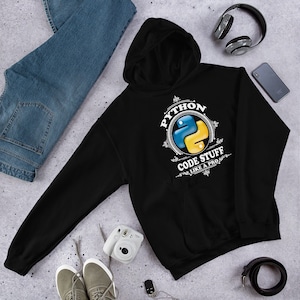 Peut inclure: Sweat-shirt à capuche noir avec un motif graphique blanc représentant le logo Python et le texte "Python Code Stuff Like A Pro".