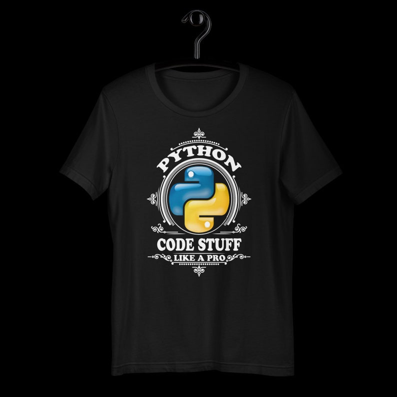 K&ouml;nnte beinhalten: Schwarzes T-Shirt mit einem wei&szlig;en Grafikdesign mit dem Python-Logo und dem Text "PYTHON CODE STUFF LIKE A PRO".